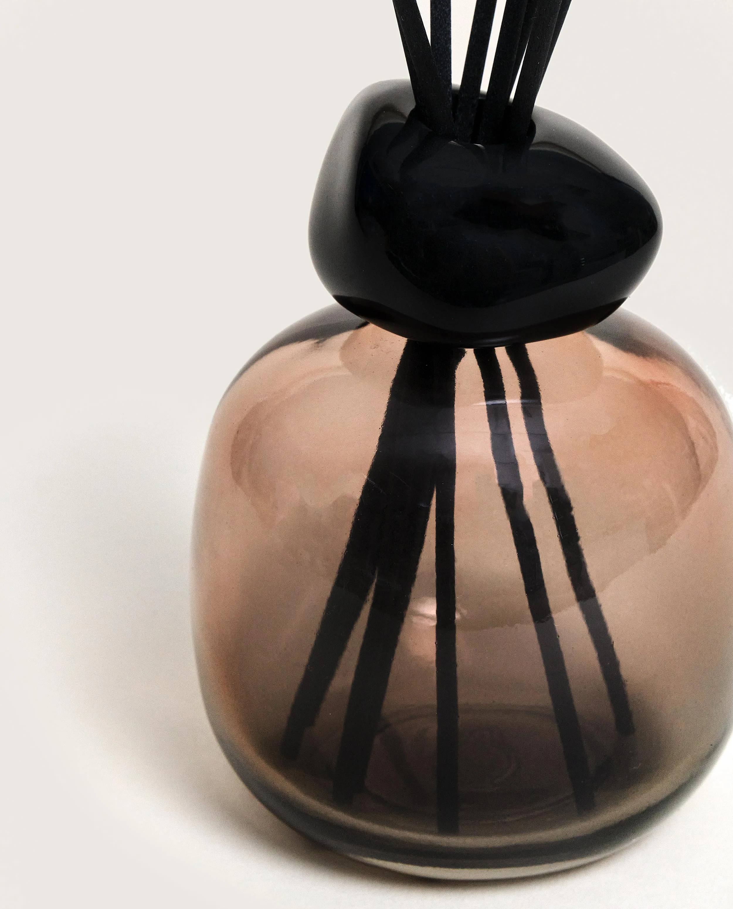 Mineral Sienna-Noire Ombré/Black Reed Diffuser Gift Set with Vanilla Magnificence - Image 3